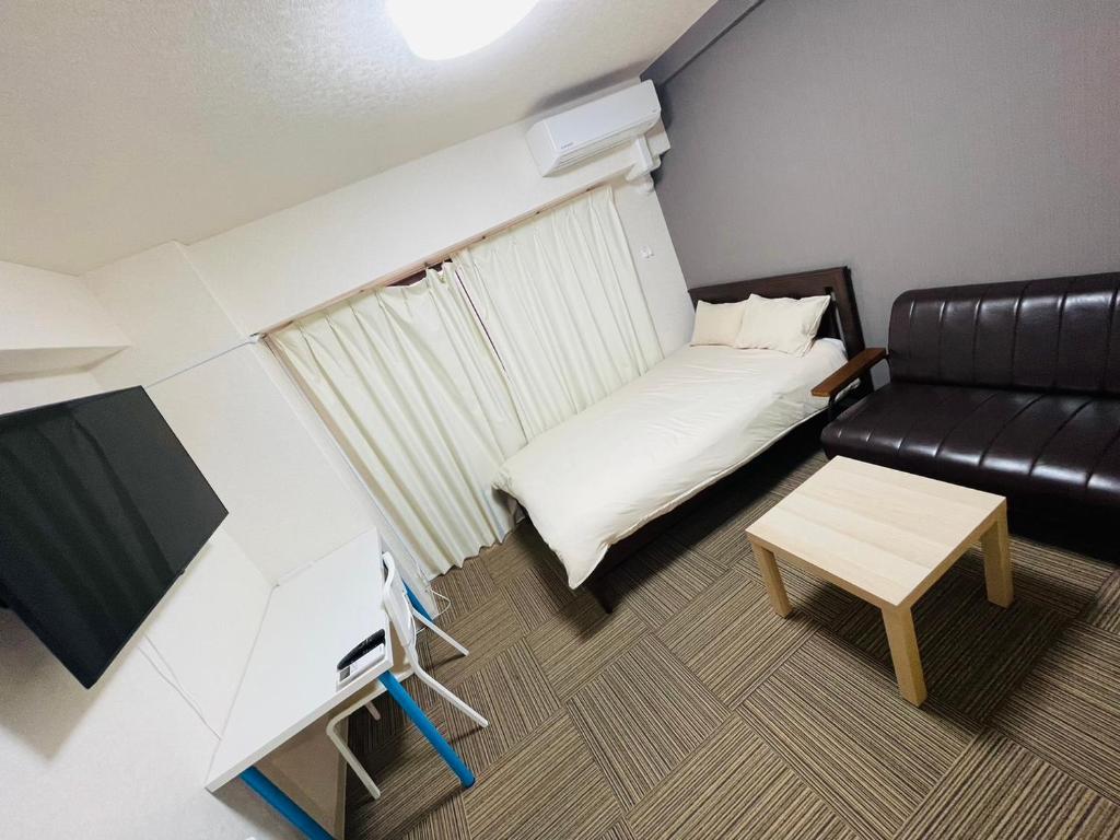 KusugaurachōDAIKAN YOKOSUKA l 横須賀中央的小房间配有沙发和桌子