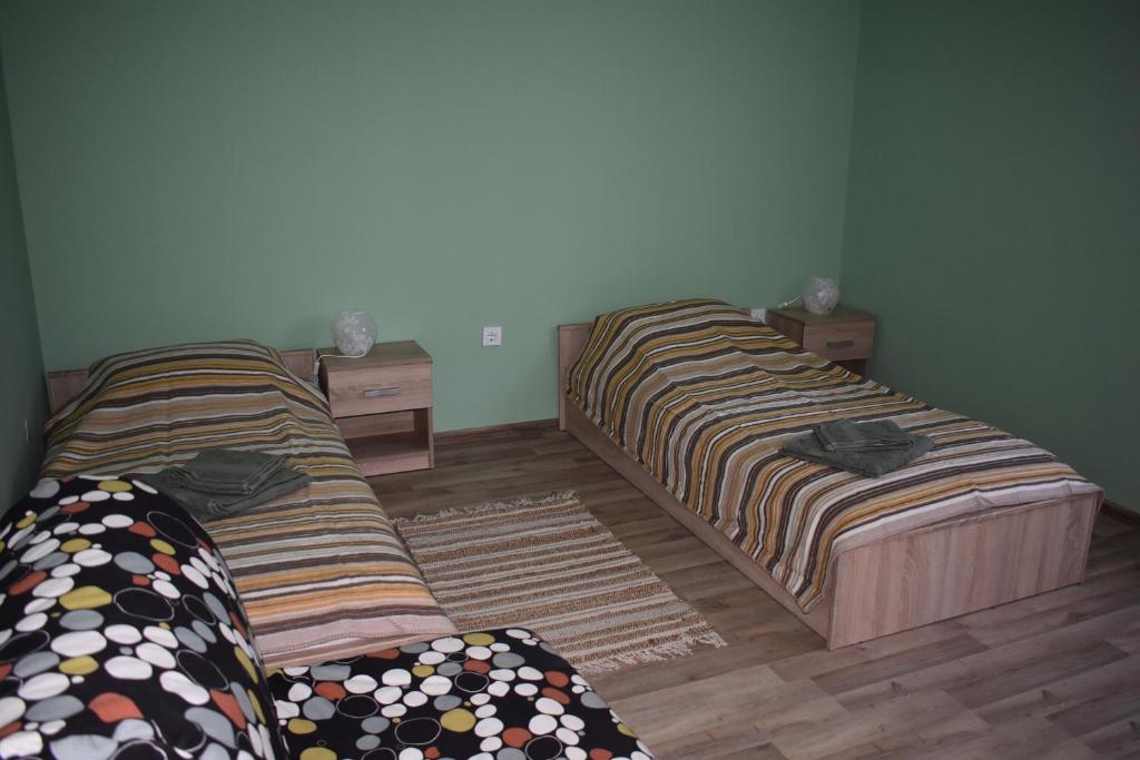 索非亚Apartment Airport Sofia的两张睡床彼此相邻,位于一个房间里