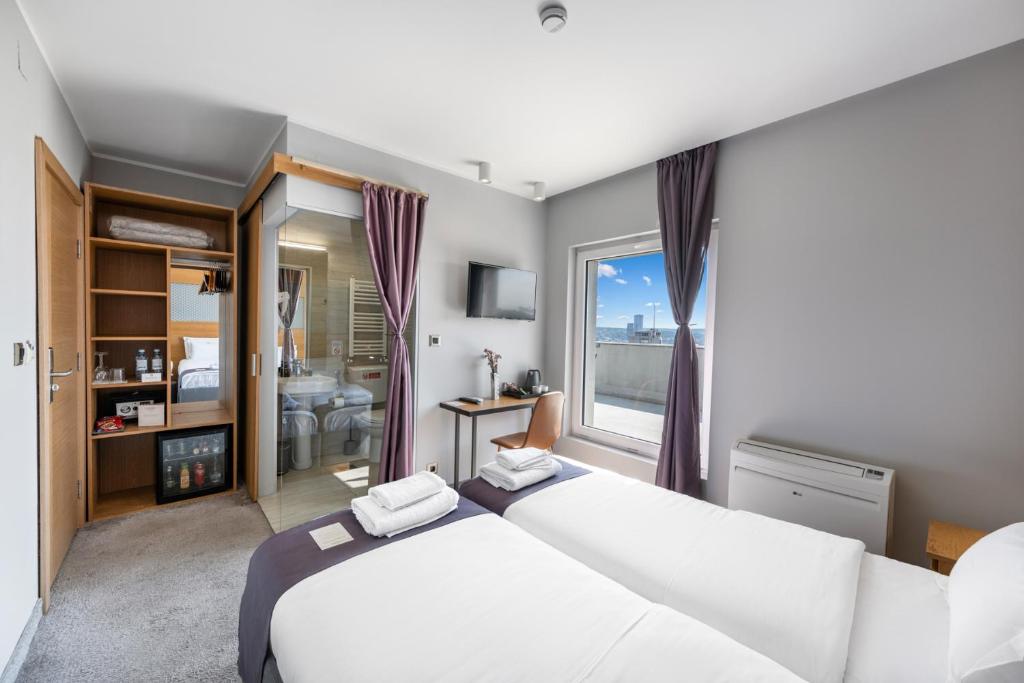 贝尔格莱德Prince Rooftop的酒店客房设有两张床和窗户。