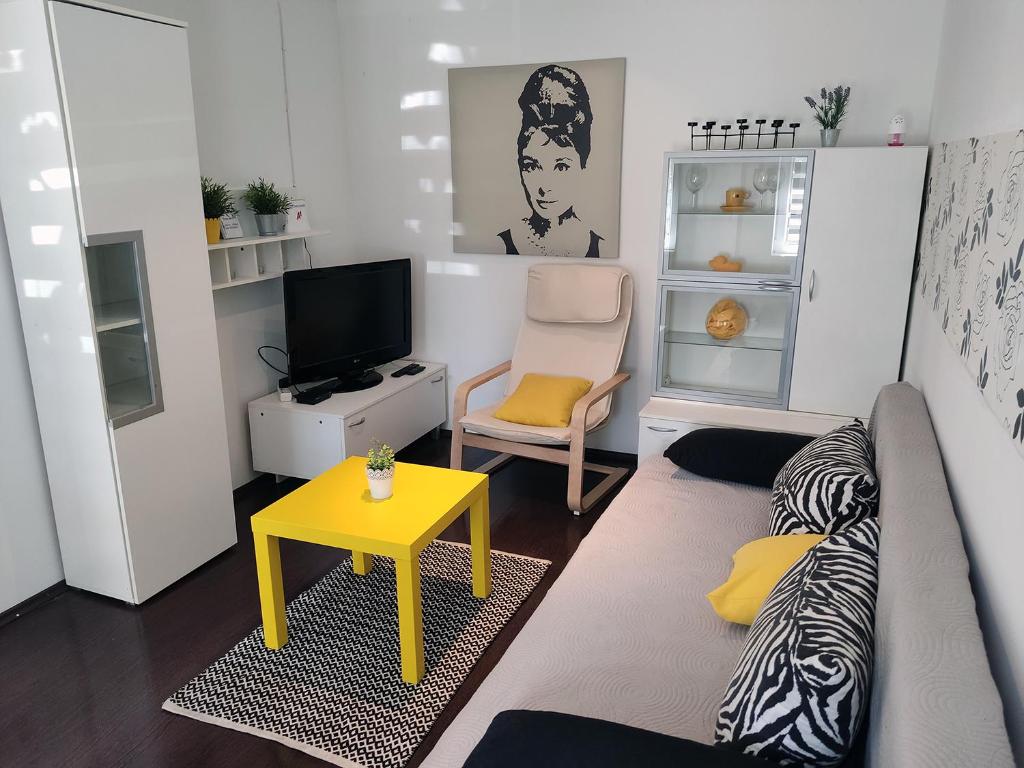 萨格勒布Zagreb Creative Apartments APP 2的带沙发、电视和桌子的客厅