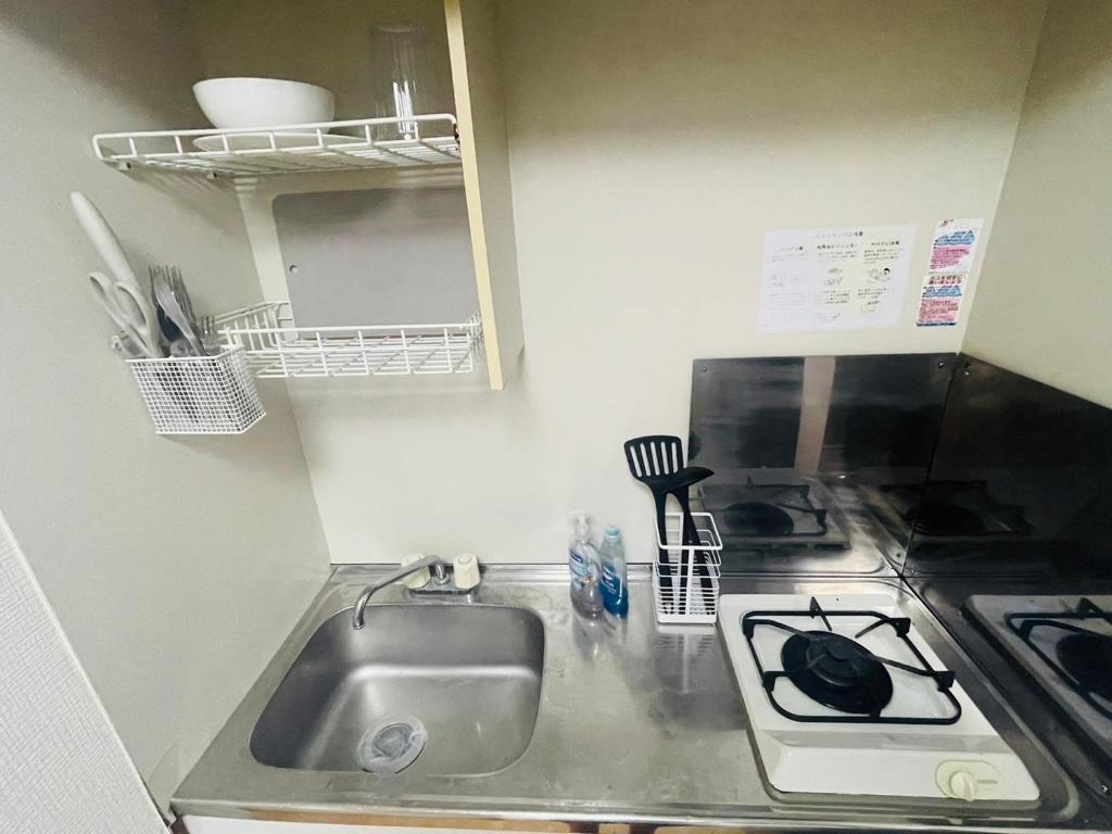 横须贺市MK STUDIO HONCHO l 本町的厨房配有水槽和炉灶