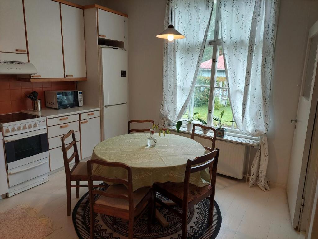 瓦尔考斯Nostalginen residenssi Taika的厨房配有桌椅和窗户。