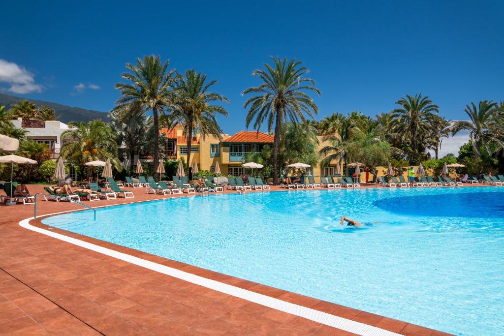 下布雷尼亚圣豪尔赫庄园酒店的在度假村的大型游泳池游泳的人