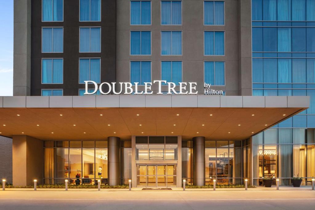 阿比林Doubletree By Hilton Abilene Downtown Convention Center的希尔顿达拉斯酒店 ⁇ 染双树