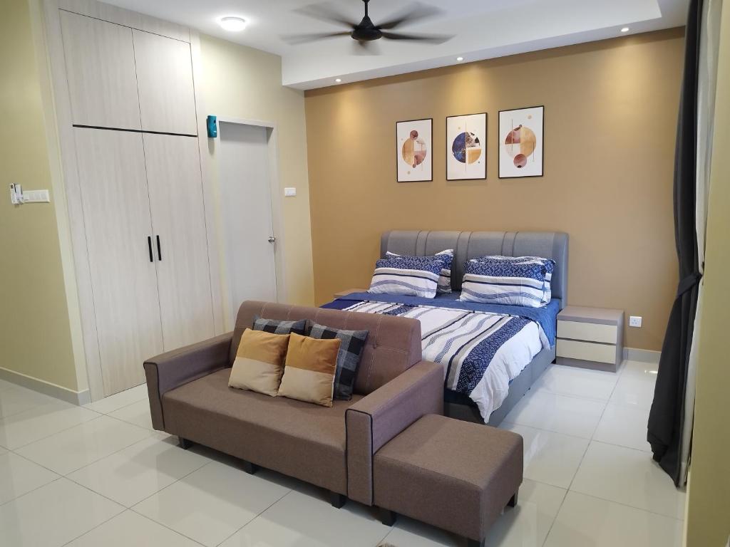马六甲Rizky D'Bali Homestay @ Bali Residents Melaka的一间卧室配有一张床和一张沙发