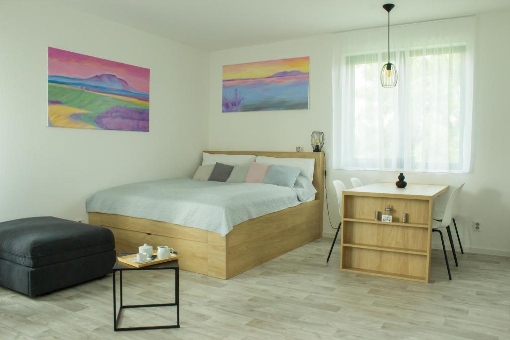 米库洛夫Apartmán X28的一间卧室配有一张床、一把椅子和一张桌子