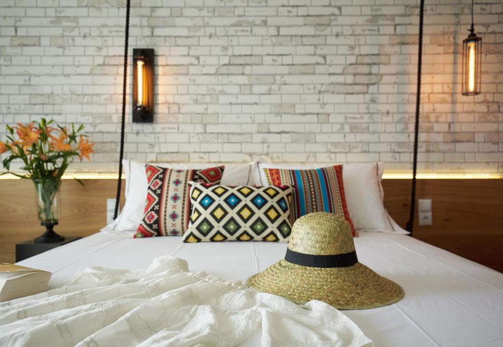 利迈纳里亚La Boheme的床上的帽子和枕头