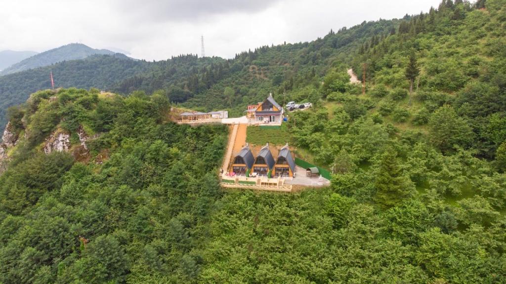 特拉布宗Kartal Yuvası Tatil Köyü的山丘上房屋的空中景致