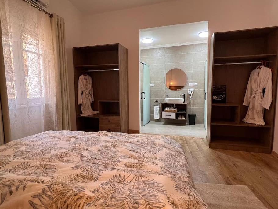 开罗2 bedroom apartement in the center of cairo的一间卧室设有一张大床和一个大镜子