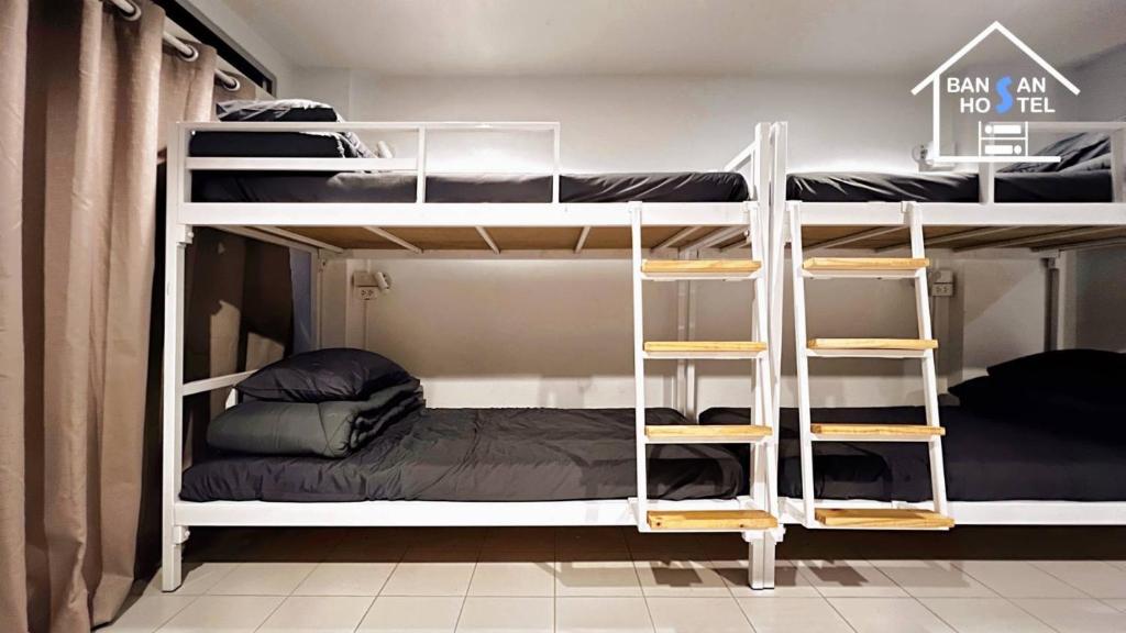 芭东海滩Bansan Hostel的宿舍间设有两张双层床和一张床。