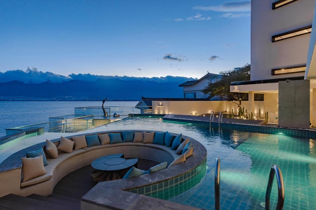 大理大理無双晴野·海景度假酒店（洱海店）的游泳池,晚上可欣赏到水景
