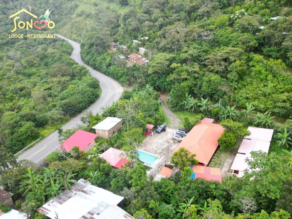 QuillabambaSONCCO LODGE的房屋和道路的空中景观