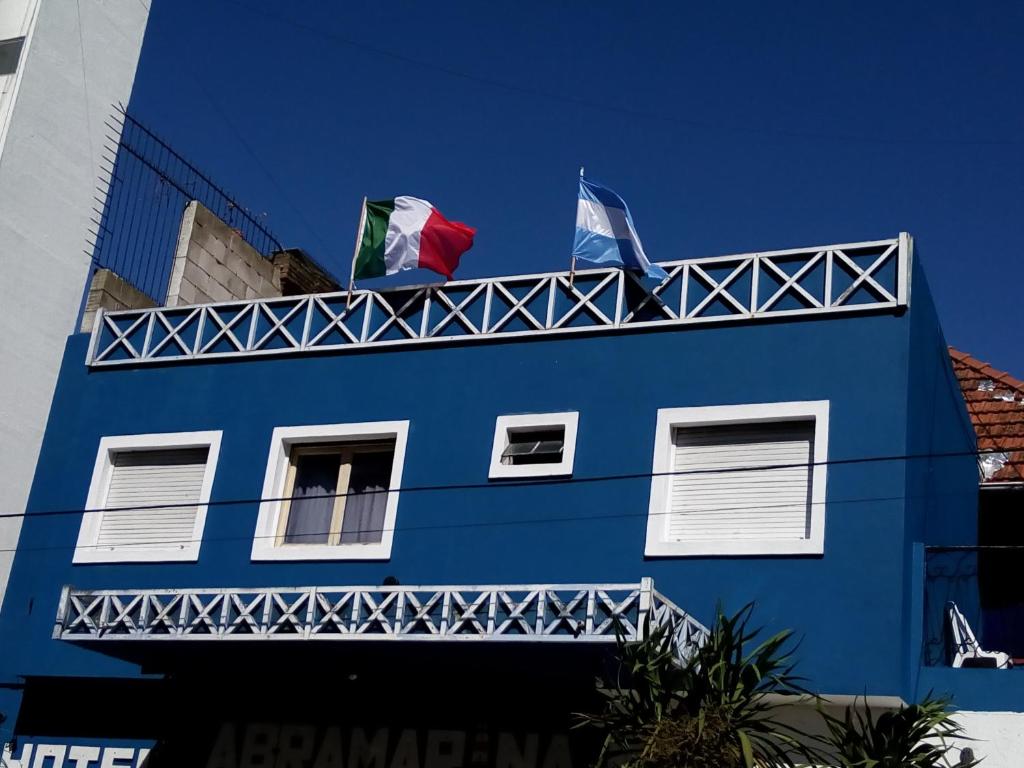 马德普拉塔阿布拉码头酒店的蓝色建筑顶部的两面旗帜