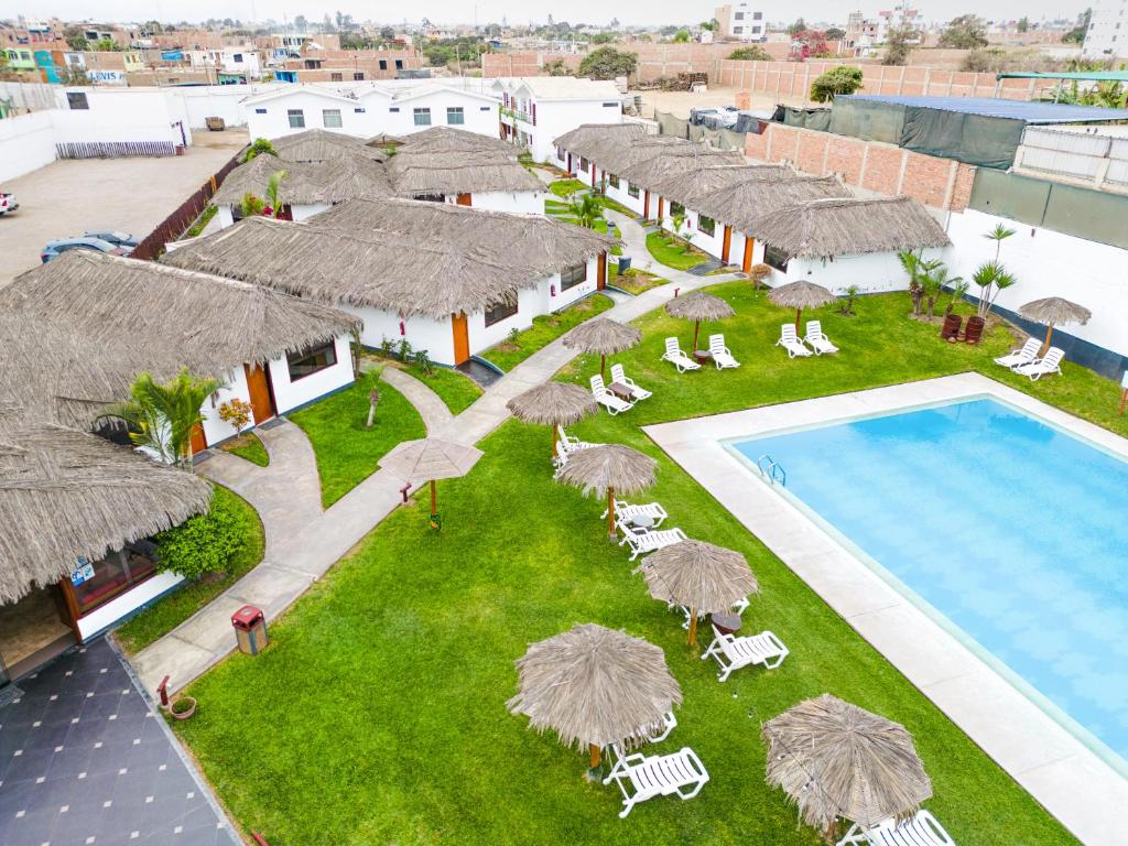 上钦查Qala Hotels & Resorts的享有度假村的空中景致,设有游泳池和遮阳伞