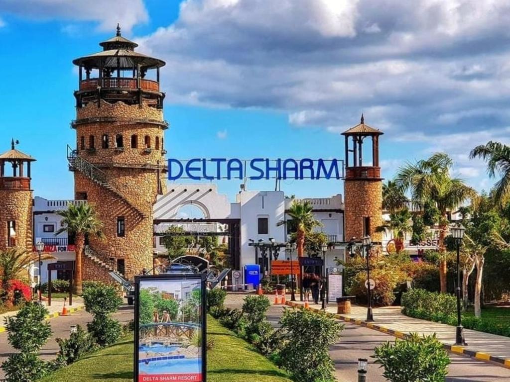 沙姆沙伊赫Apartments for rent in Delta Sharm Resort的灯塔楼前的标志