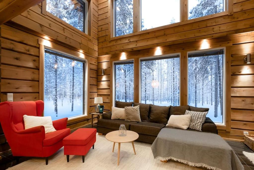 普哈圣山Charming log house - Lumous B - Pyhätunturi - Finland的带沙发、椅子和窗户的客厅