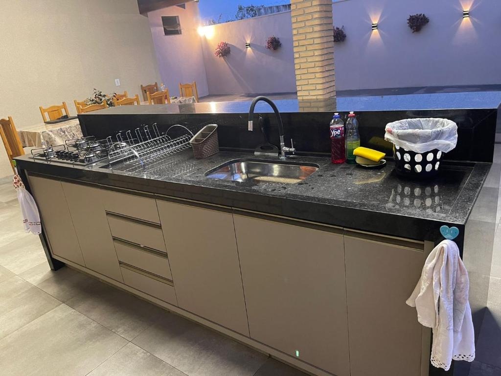 TanabiImpério D的厨房配有水槽和台面