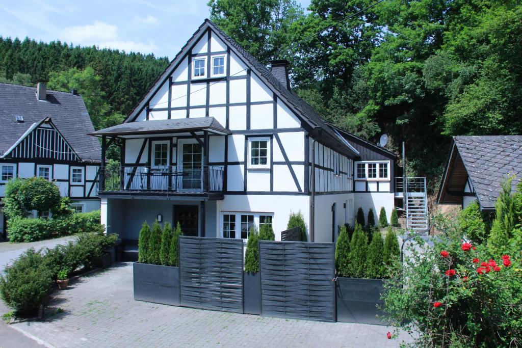 埃斯洛黑Sallinghaus的白色和黑色的房子,设有庭院