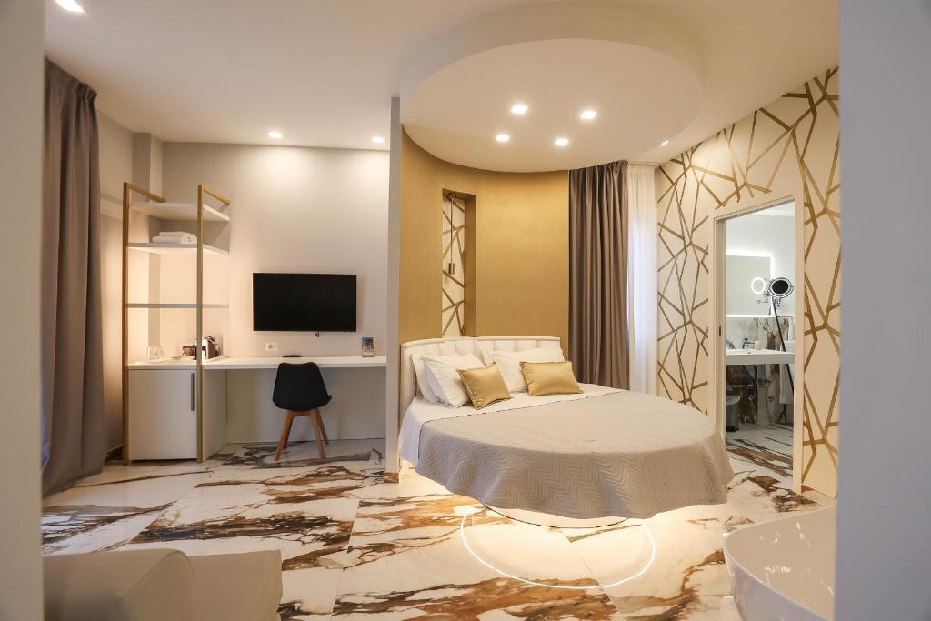 里米尼Hotel Cenisio的一间卧室配有一张床、一张书桌和一台电视