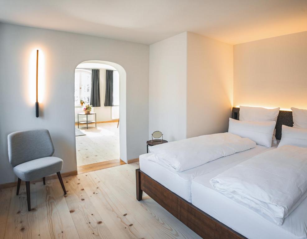 巴特特尔茨Gasthof Zantl的一间卧室配有一张大床和一把椅子