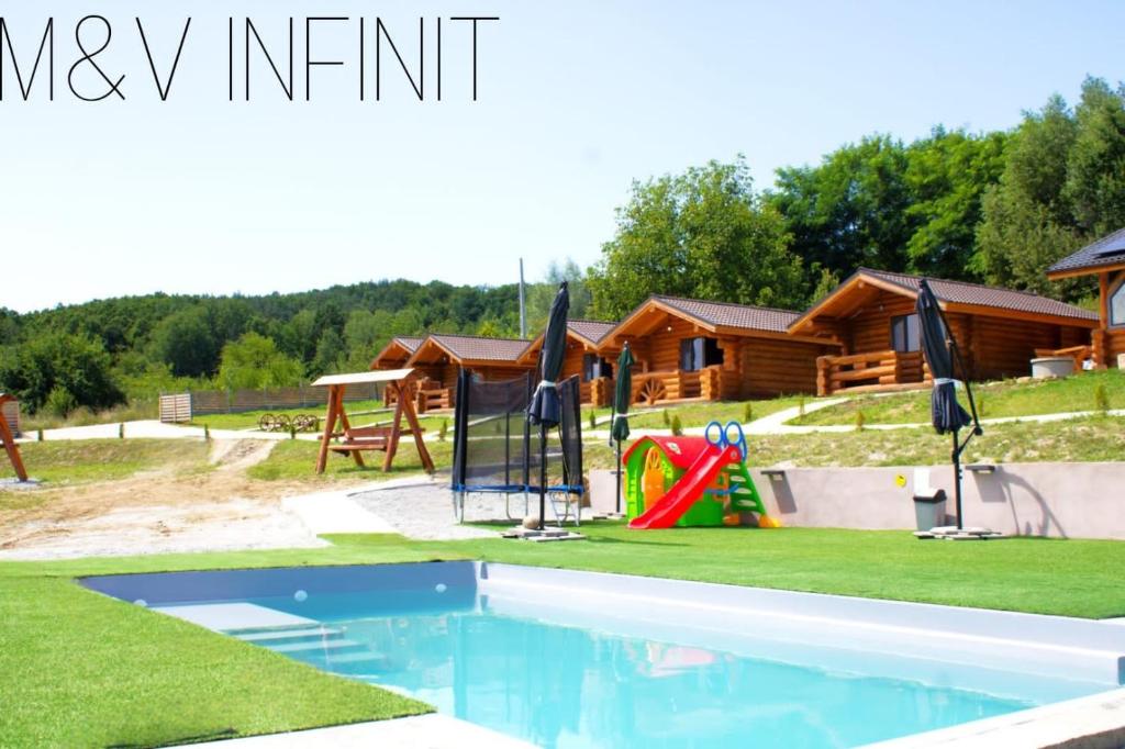 SălătrucelM&V Infinit的一座带游乐场和游泳池的新度假村
