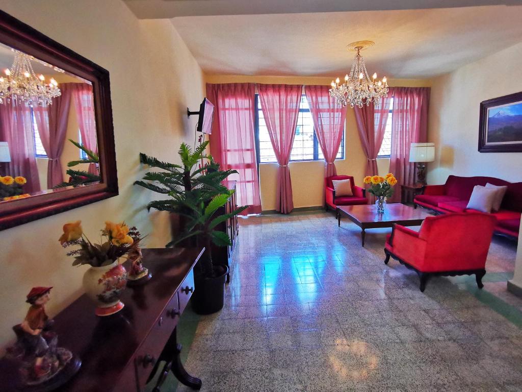 帕潘特拉德奧拉特Departamento vintage的客厅配有红色沙发和红色椅子