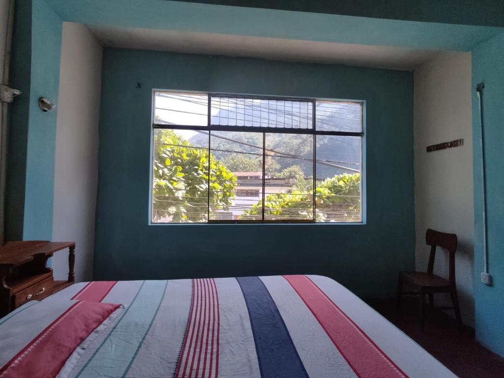 廷戈玛丽亚Garrison Alojamiento , selva y Turismo y Comida的一间卧室设有一张床和一个大窗户