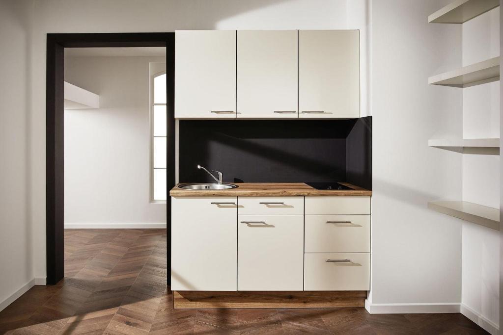 突尼斯One bedroom appartement的厨房配有白色橱柜和水槽