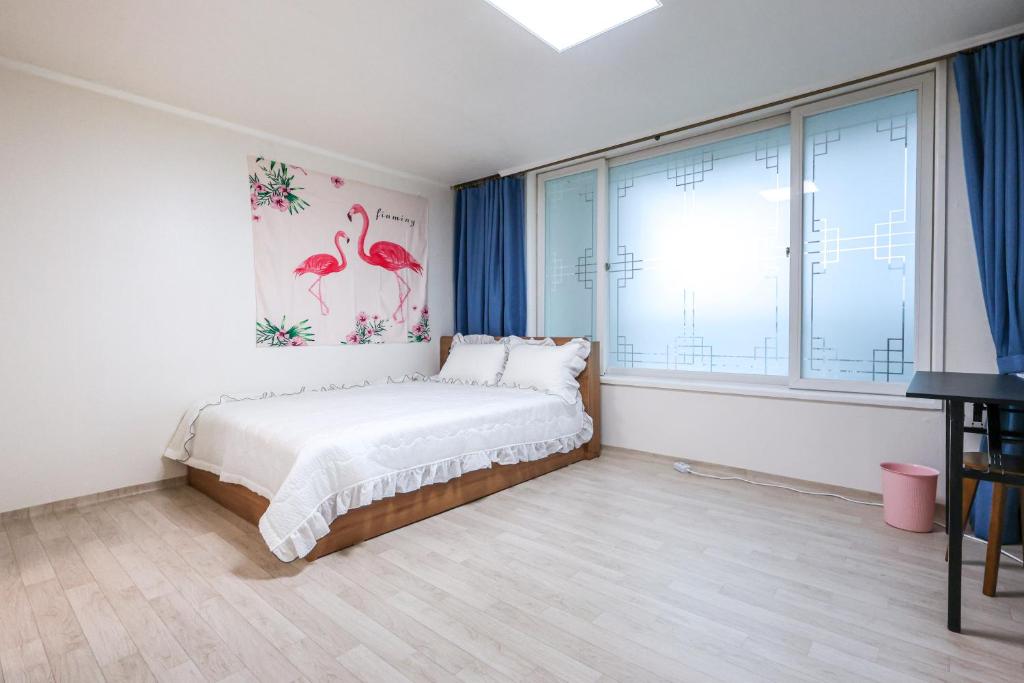 NamyangjuA Four Leaf Clover House的一间卧室设有一张床和一个大窗户
