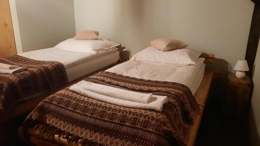 SándorfalvaKontra szálláshely的客房内的两张床和毛巾