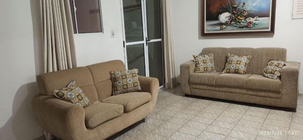 巴纳内拉斯Casa no Centro Bananeiras-PB的客厅配有两把椅子和一张沙发