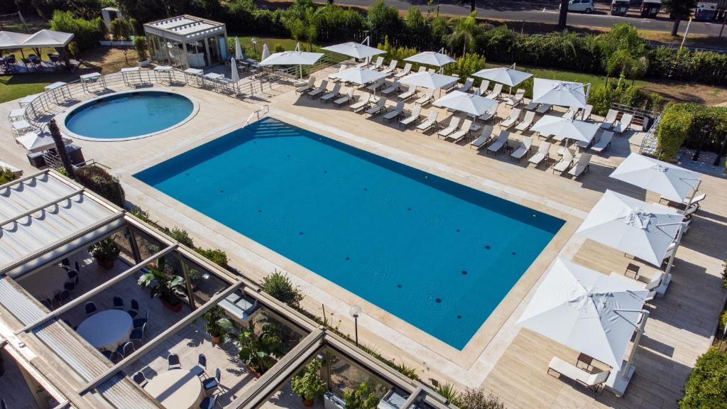 罗马罗马欧洲帕克德伊美第奇假日酒店的享有度假村游泳池的顶部景致