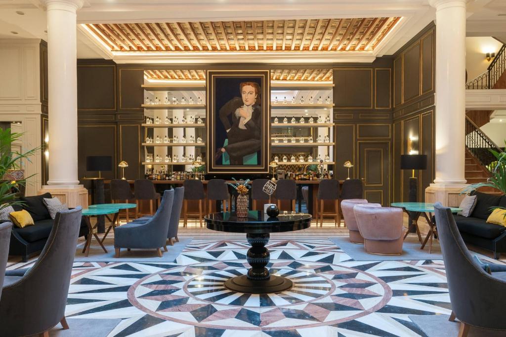 托莱多欧仁妮德蒙蒂若傲途格精选酒店的大堂设有桌椅和酒吧。