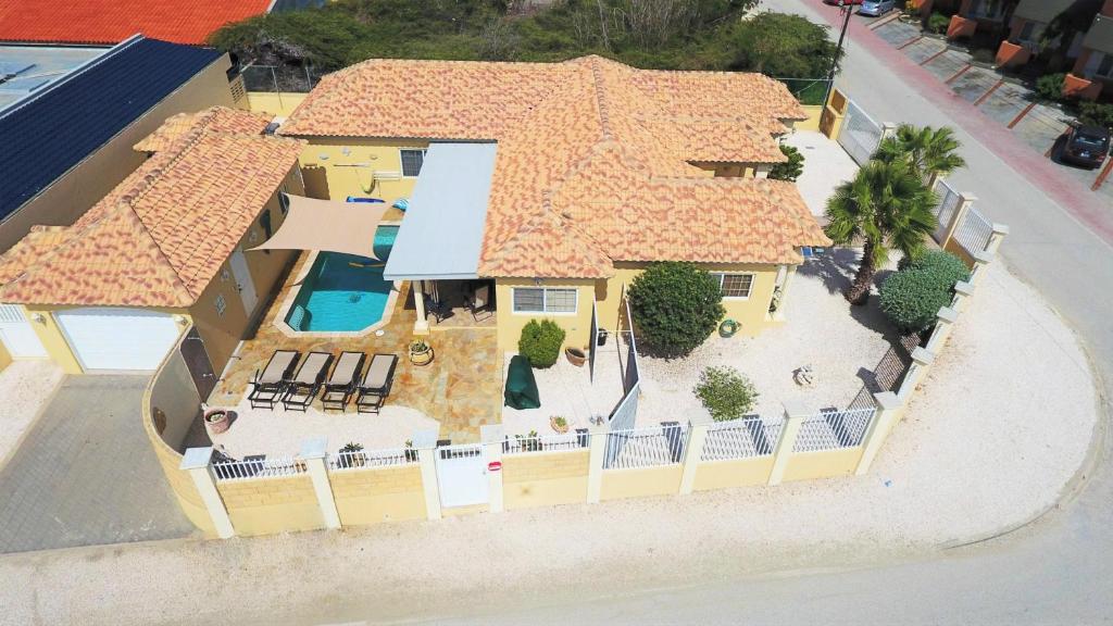 努尔德棕榈滩日落别墅的享有带游泳池的房屋的空中景致