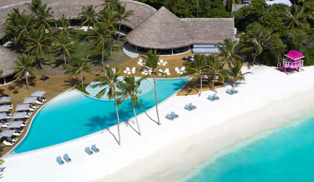 鲁阿环礁Ifuru Island Resort Maldives - 24-Hours Premium All-inclusive with Free Domestic Transfer的享有海滩和度假村的空中景致