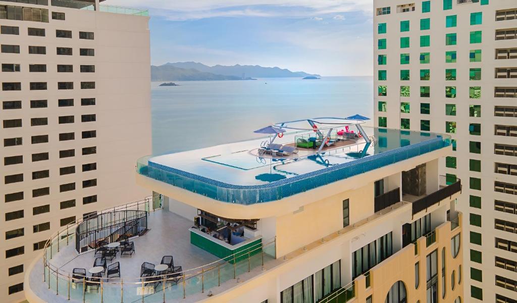 芽庄Grand Tourane Nha Trang Hotel的两艘船在空中欣赏建筑的空中景色