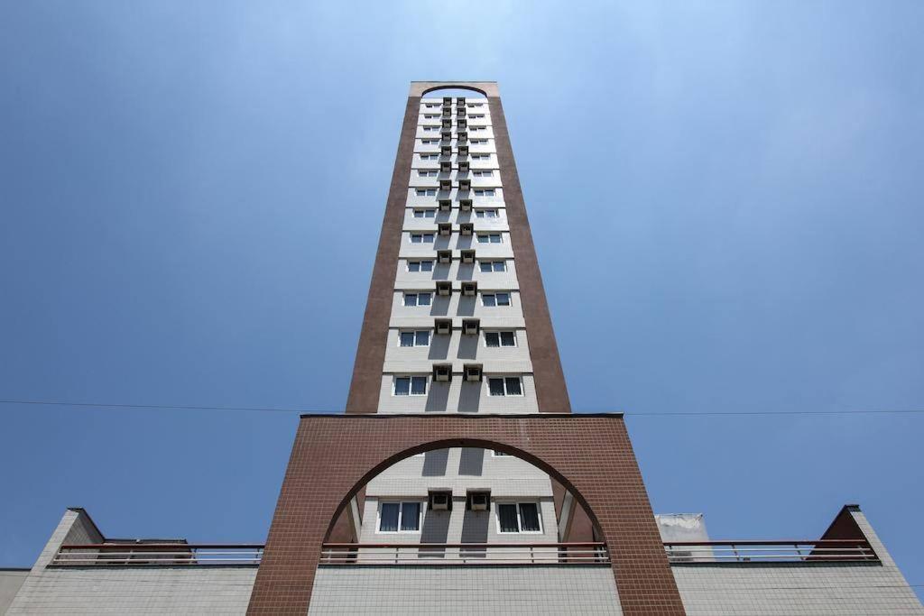 约恩维利Apartamento Central - Andar alto的大楼顶部的高塔