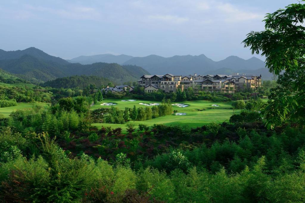 安吉县安吉JW万豪酒店的享有以山脉为背景的高尔夫球场的景致