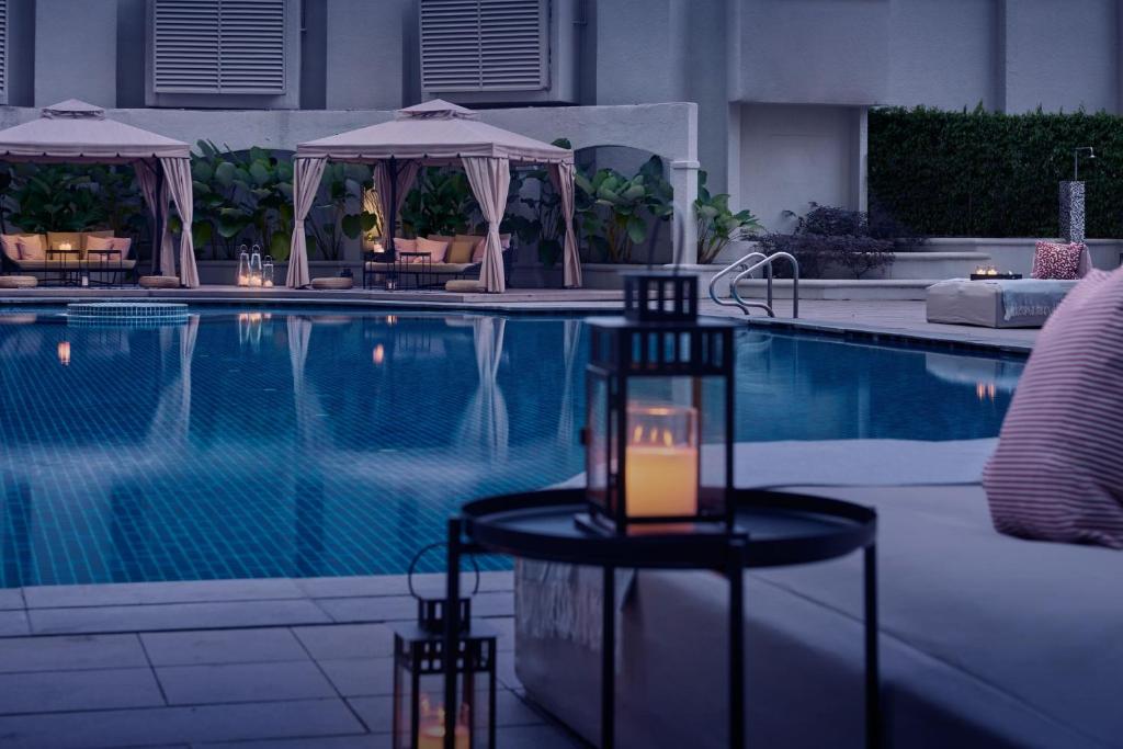 吉隆坡JW万豪酒店的游泳池畔的一张桌子上的蜡烛