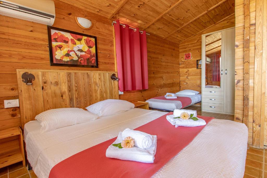 波尔图波罗玛瑞E蒙蒂酒店的一间卧室配有两张带毛巾的床