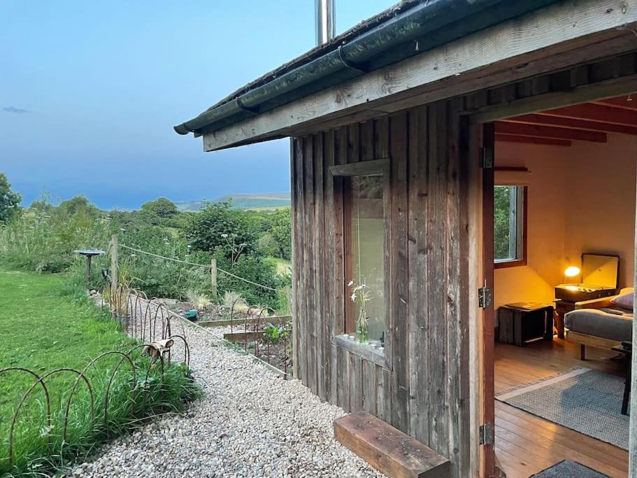 惠特比The Cabin at Shambala- now with sauna available to book!的一座享有花园美景的木质建筑