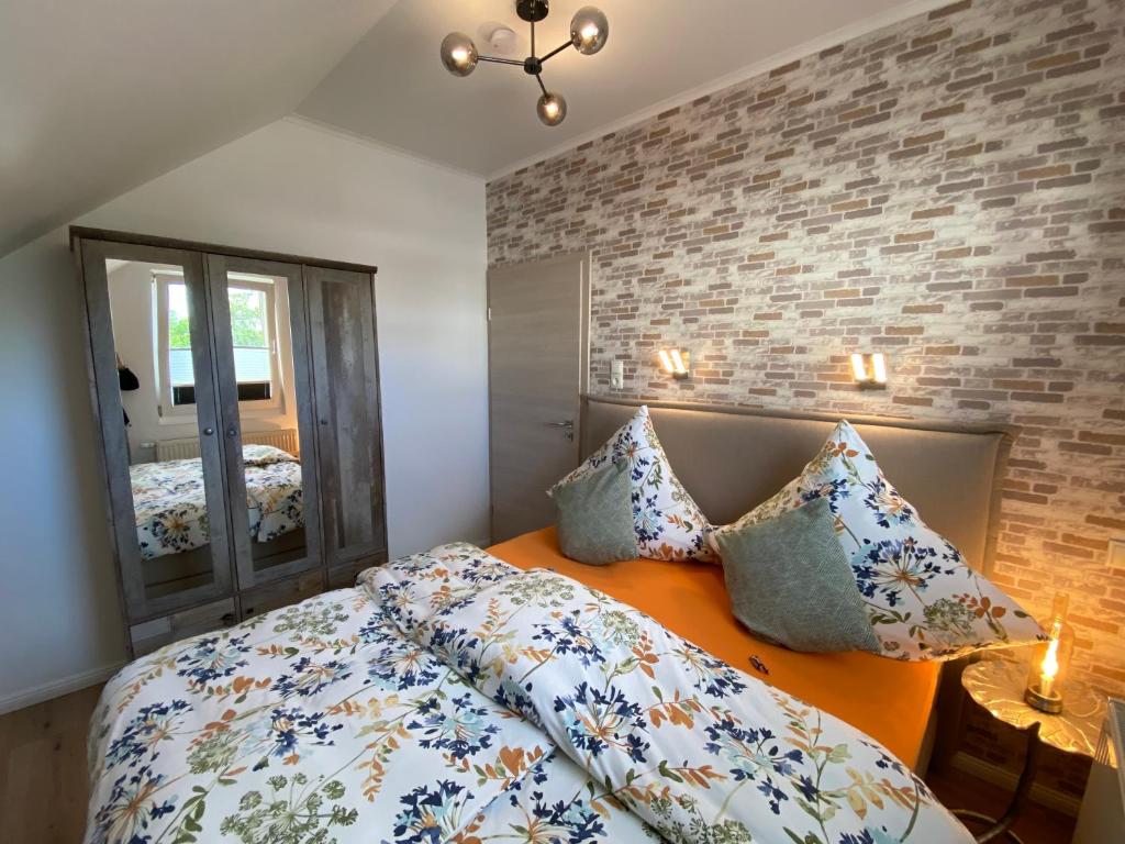 奥斯特巴德·哥伦Arween & Abendrot的一间卧室配有带枕头和镜子的床
