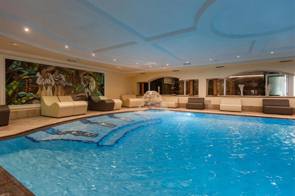 加尔达湖滨自由大酒店的大型游泳池,位于酒店带大型游泳池的客房