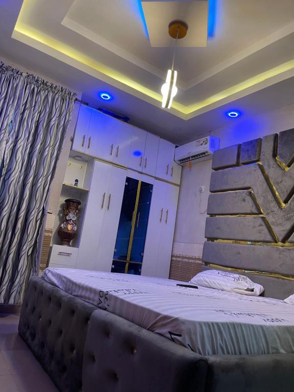 Meerah apartments & Hotels的一间设有蓝色灯光的床的房间