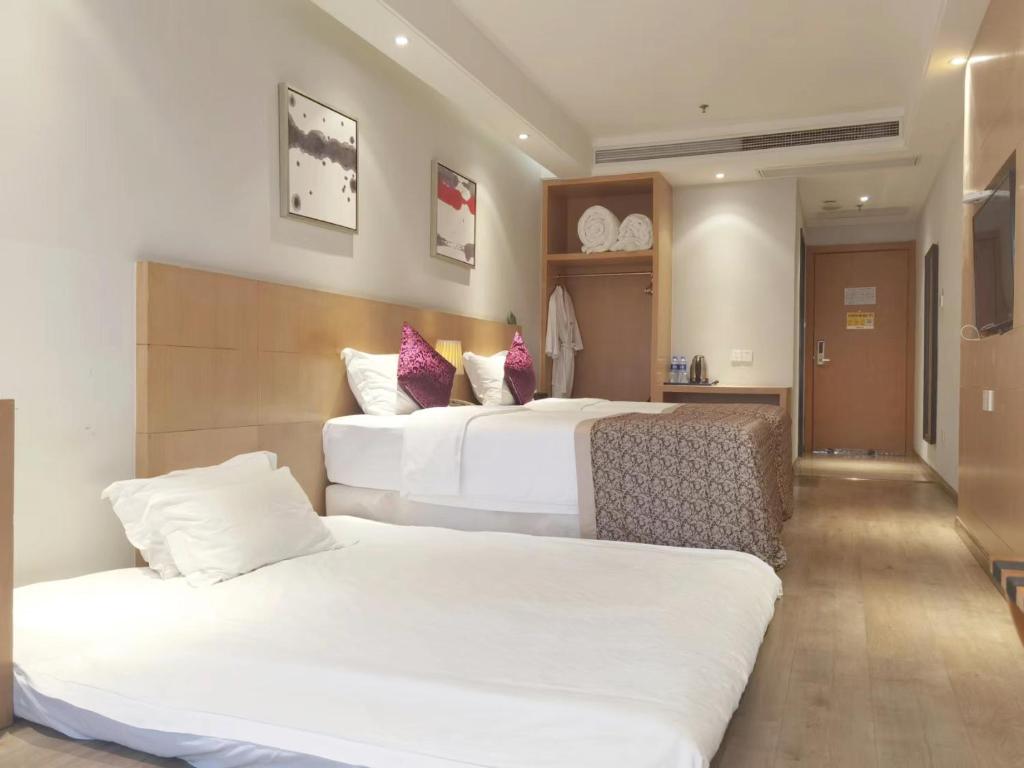 重庆重庆静时文化酒店的酒店客房,配有两张带白色床单的床