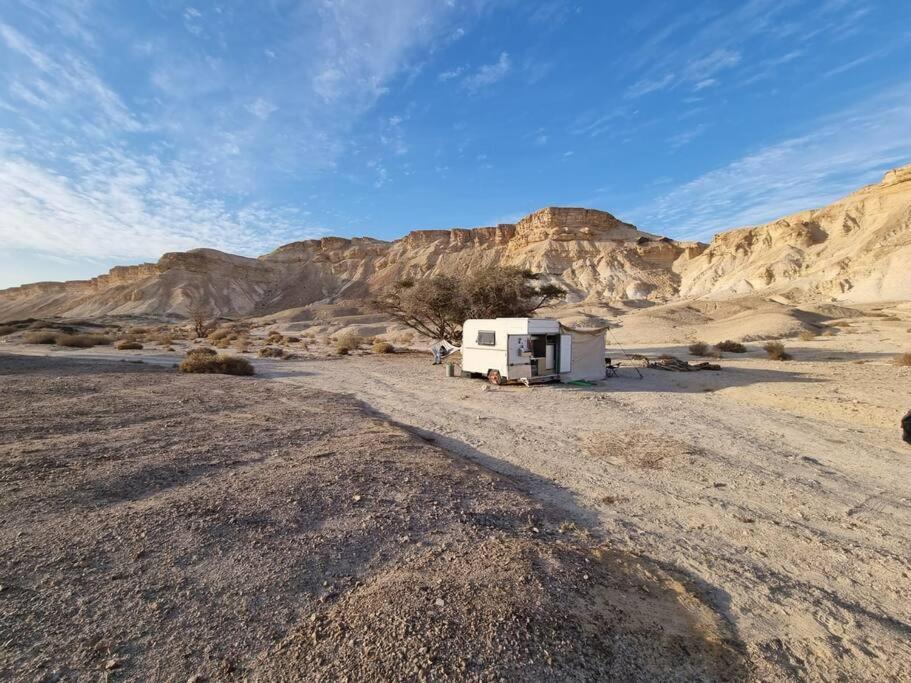 Sappirג'וני- חוויה בקארוון מדברי的沙漠中的大篷车,以群山为背景