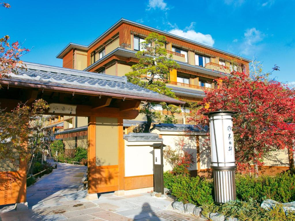 京都Kadensho, Arashiyama Onsen, Kyoto - Kyoritsu Resort的前面有门的建筑