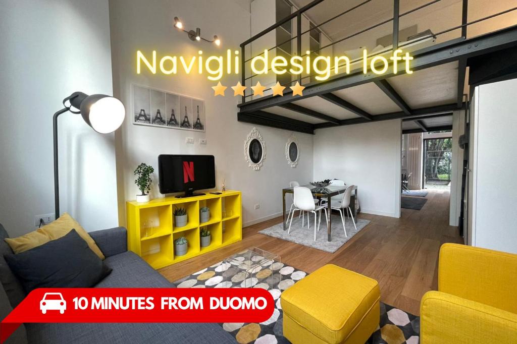 米兰Navigli Design Loft - 7 stops from Duomo, AC, Netflix的带沙发的客厅和用餐室