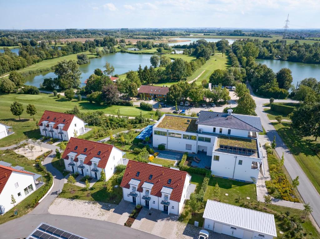 KirchrothBachhof Resort Apartments的享有一座河流建筑的空中景致