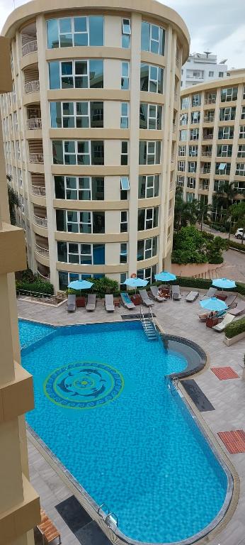 芭堤雅市中心City Garden Pattaya - 2br Suite, 76sqm的大型建筑前的大型游泳池